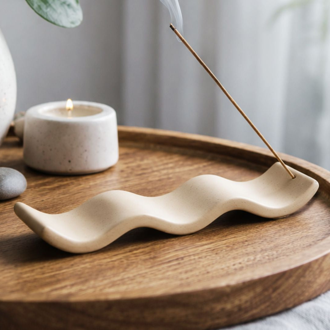 Stäbchenhalter Welle als Wohnaccessoire auf dunklem Holz